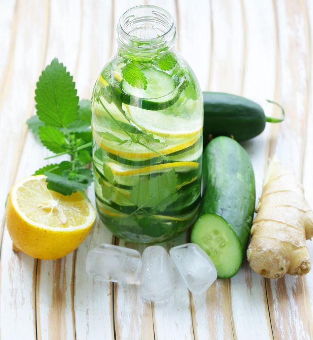Acqua con limone: una meraviglia dopo la quale si riduce il peso o solo un metodo?